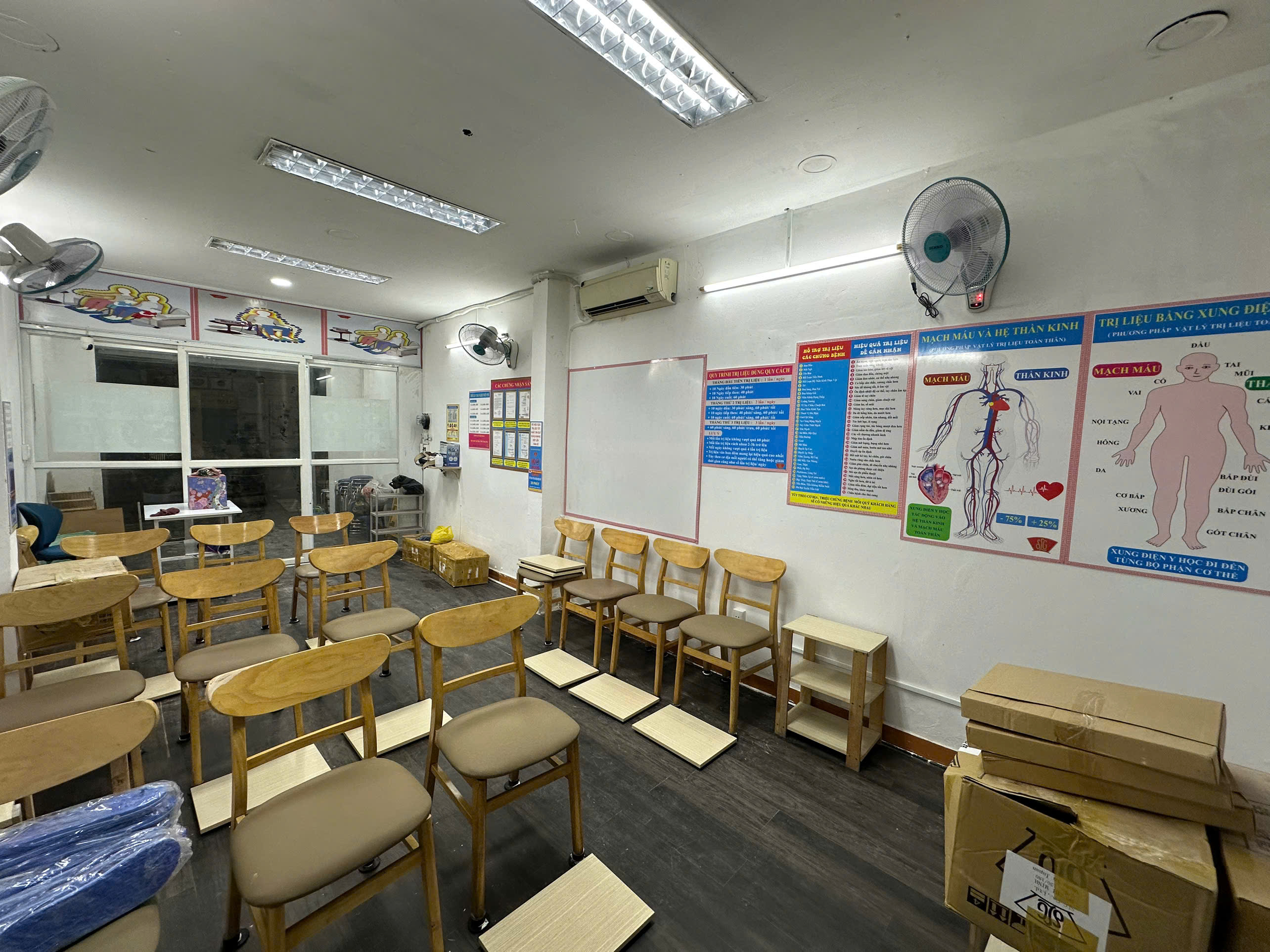 Không gian trưng bày tại showroom Phú Nhuận